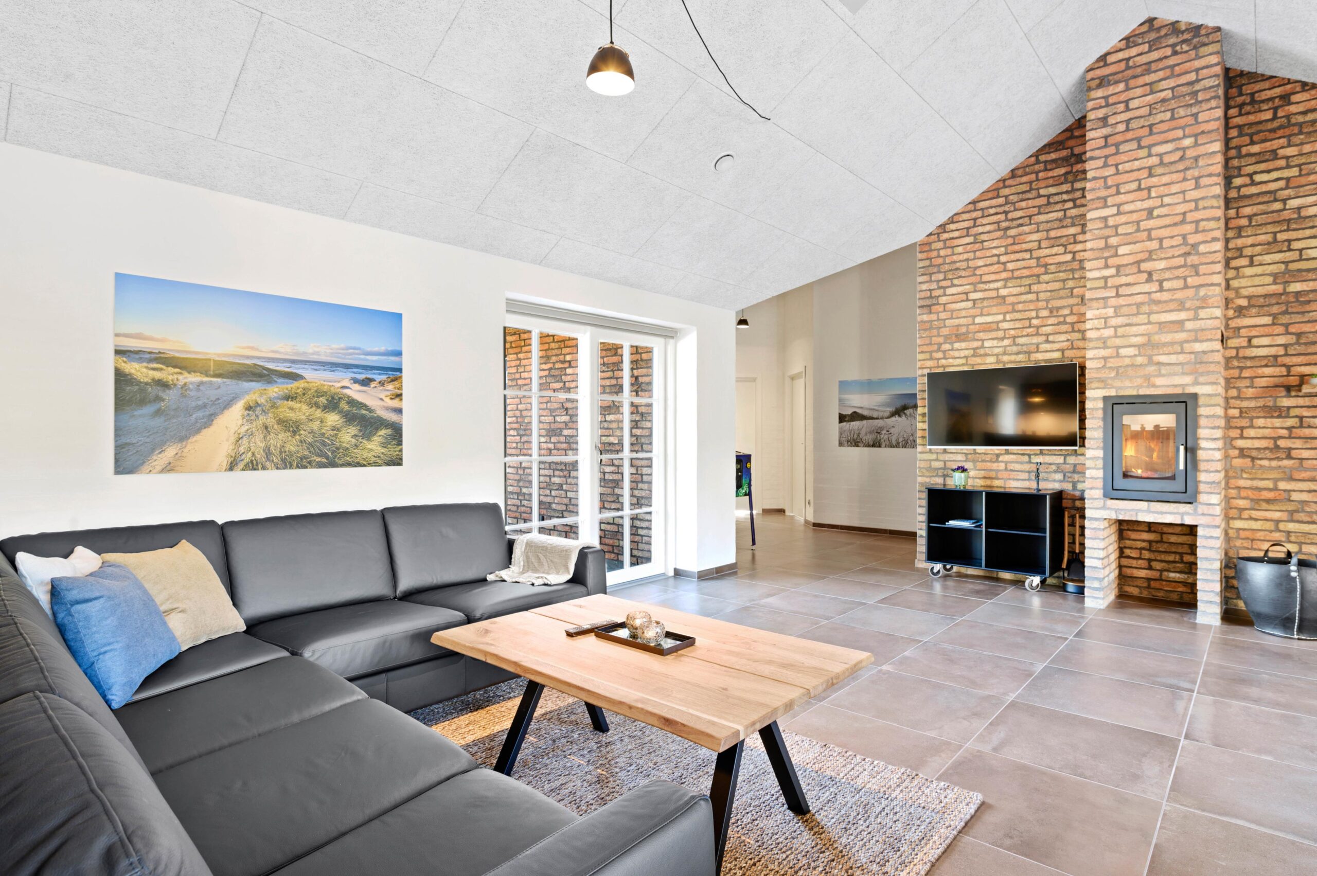 Åbent alrum med møbler og murstensvæg