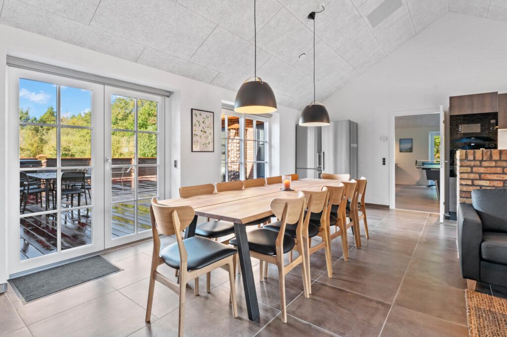 Spisebord med stole ved vindue