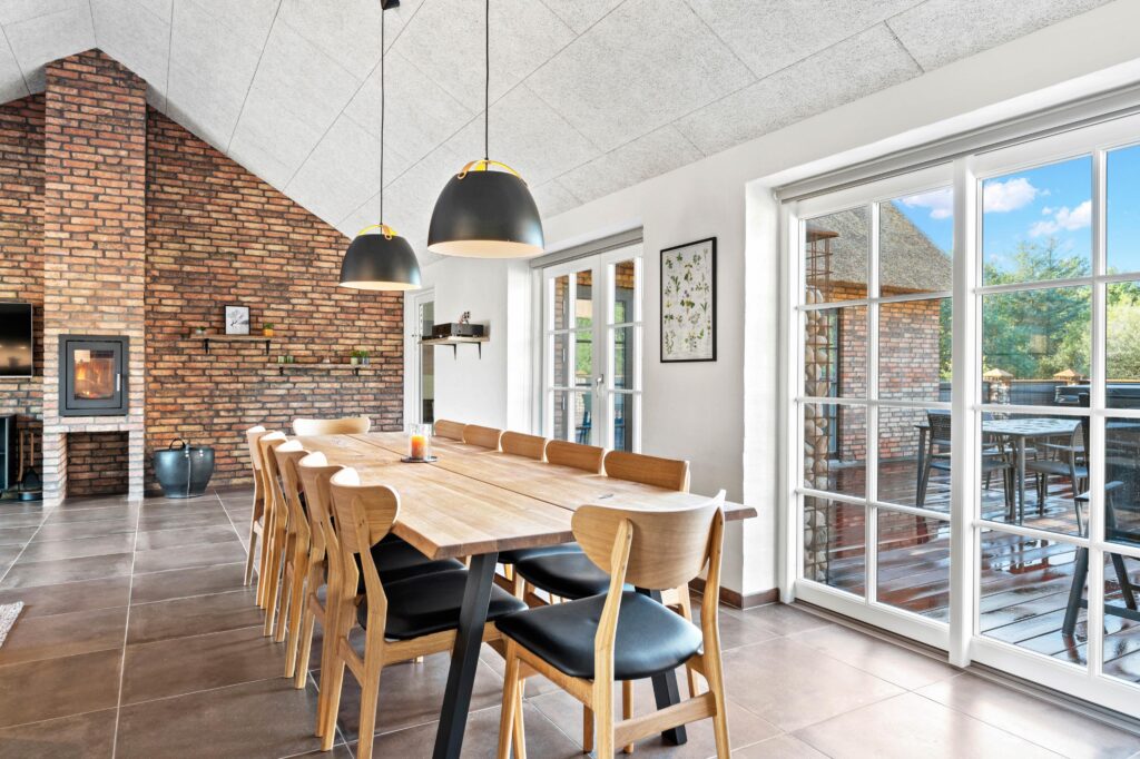 Spisebord med stole i lyst rum