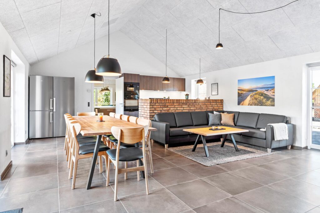 Spisestue med udsigt til terrasse