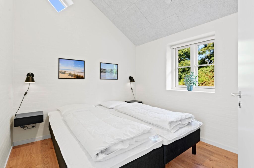 Lyst soveværelse med seng