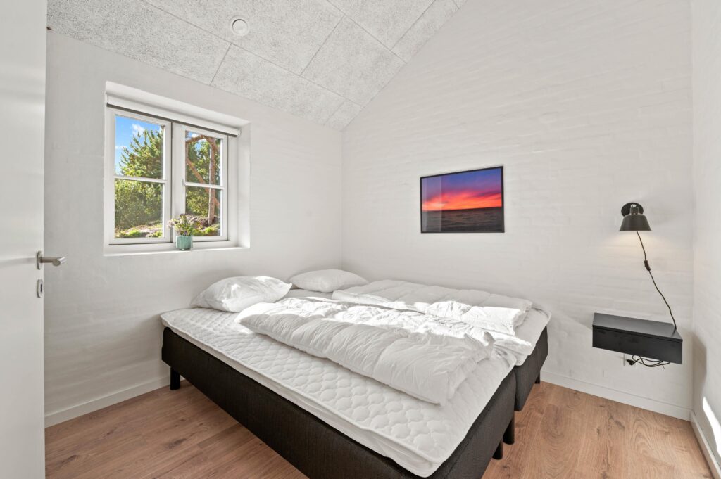 Soveværelse med seng og vindue