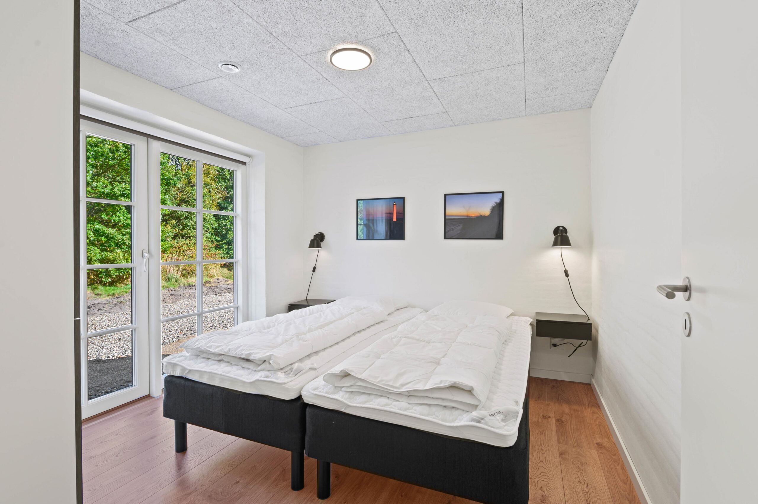 Soveværelse med glasdøre til have