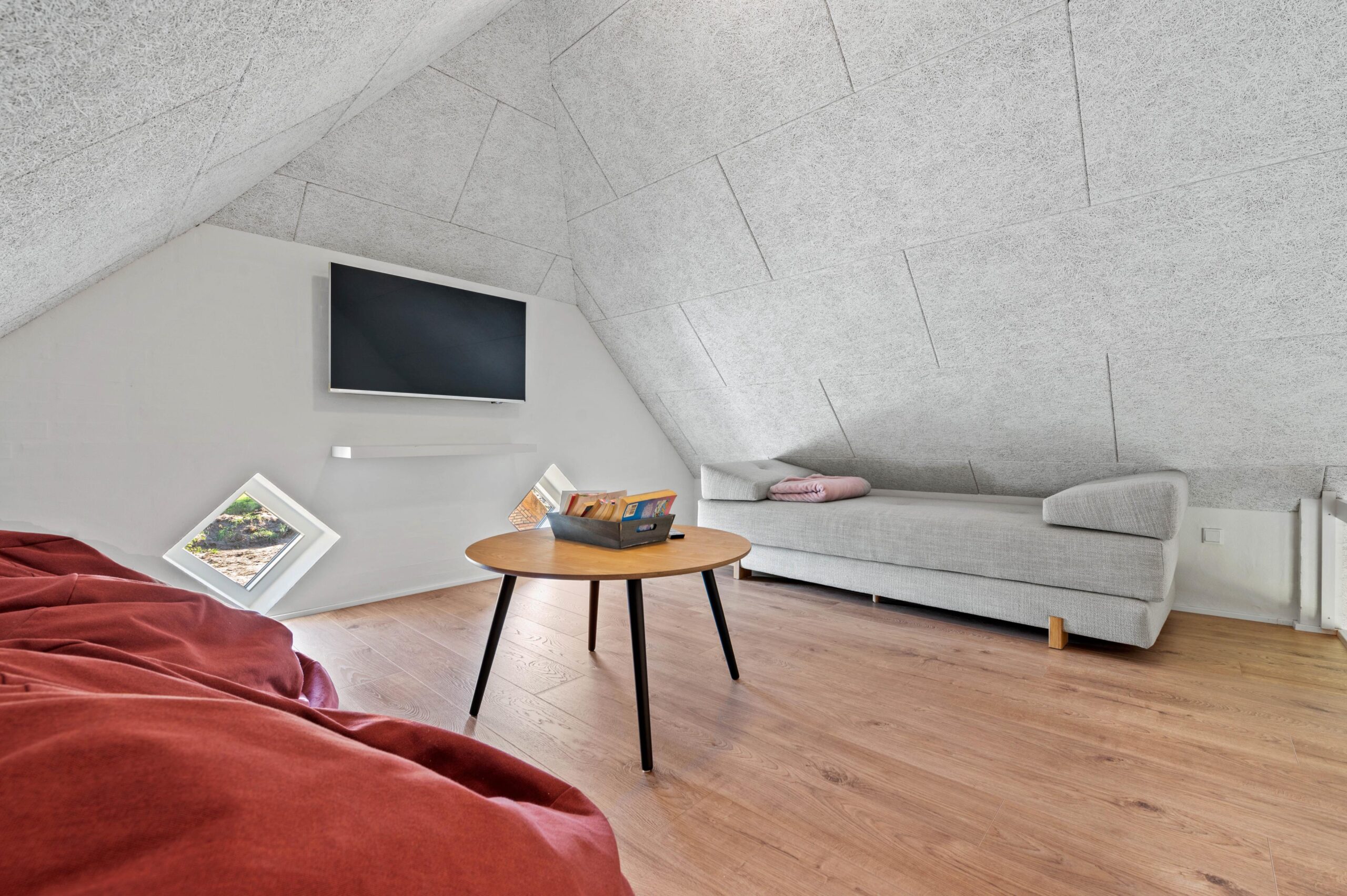 Hyggehjørne i loftet med sofa og sofabord