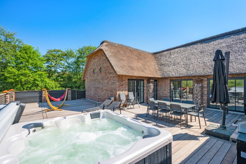 Terrasse med havemøbler og udsigt