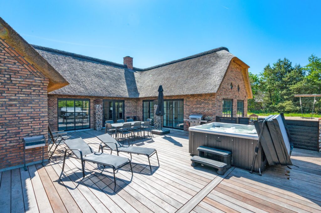 Terrasse med udendørs spisebord