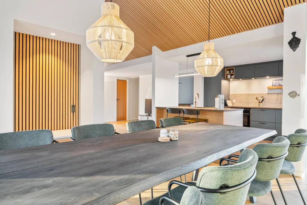 Åbent alrum med langt spisebord og stole set fra siden