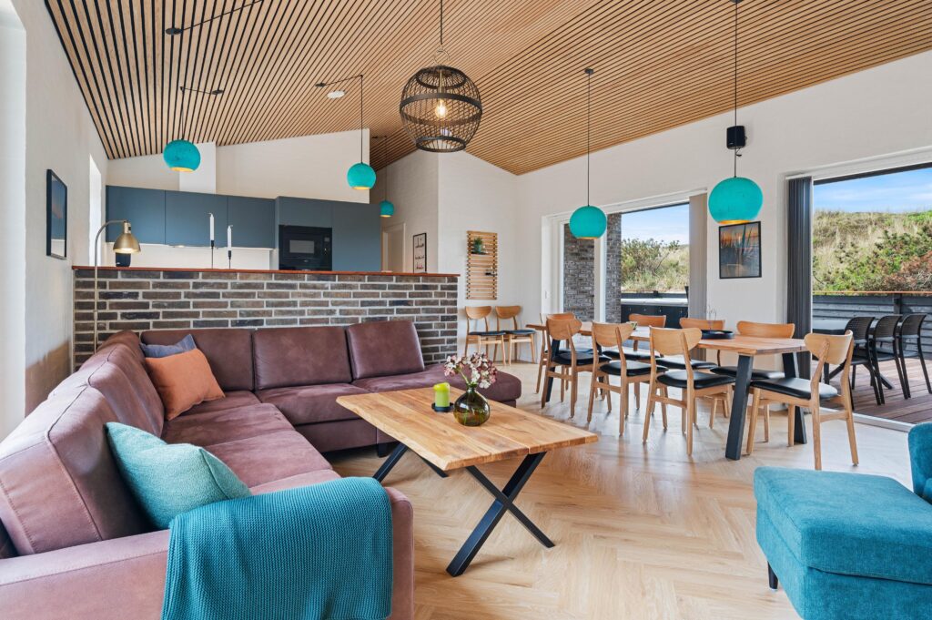 Samlet overblik over stue og spisestue med møbler og pendullamper