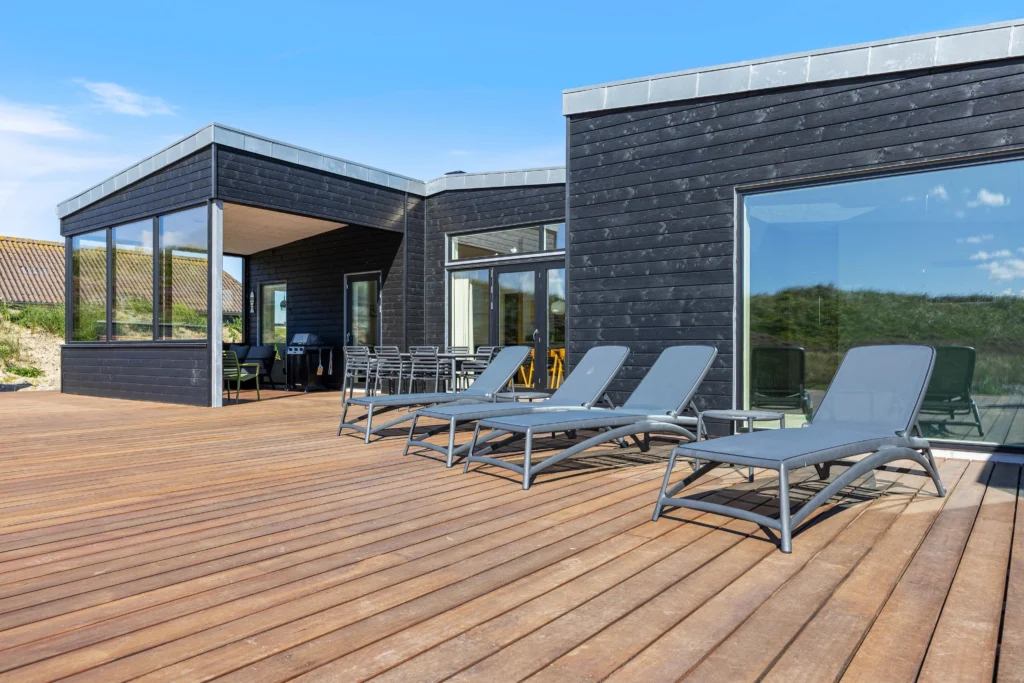 Solsenge opstillet på træterrassen til sommerhuset i Bjerregård