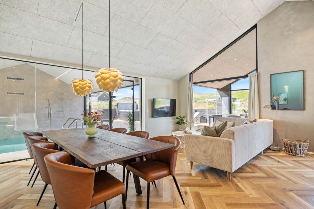 Spisestue med massivt spisebord og polstrede stole