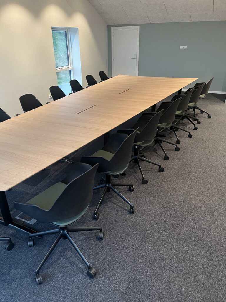 Det lange konferencebord med konferencestole langs begge sider
